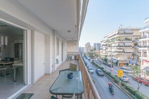 Outdoor dining - Sunny high index Family 2 bedrms hole 2nd floor privacy apt  1800m  to Acropolis (Kesariani)