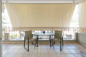Dining - Sunny high index Family 2 bedrms hole 2nd floor privacy apt  1800m  to Acropolis (Kesariani)