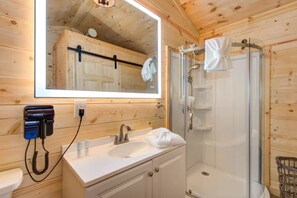 Hair dryer - Cozy 3-bedroom cabin in tranquil Sevierville with AC (Sevierville)