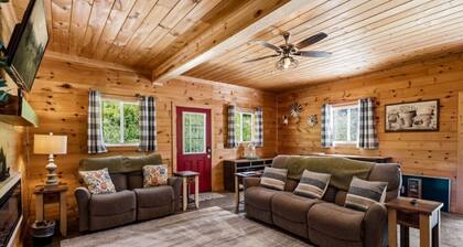 3BR Modern Farmhouse l Heated Pool, HotTub, Trails