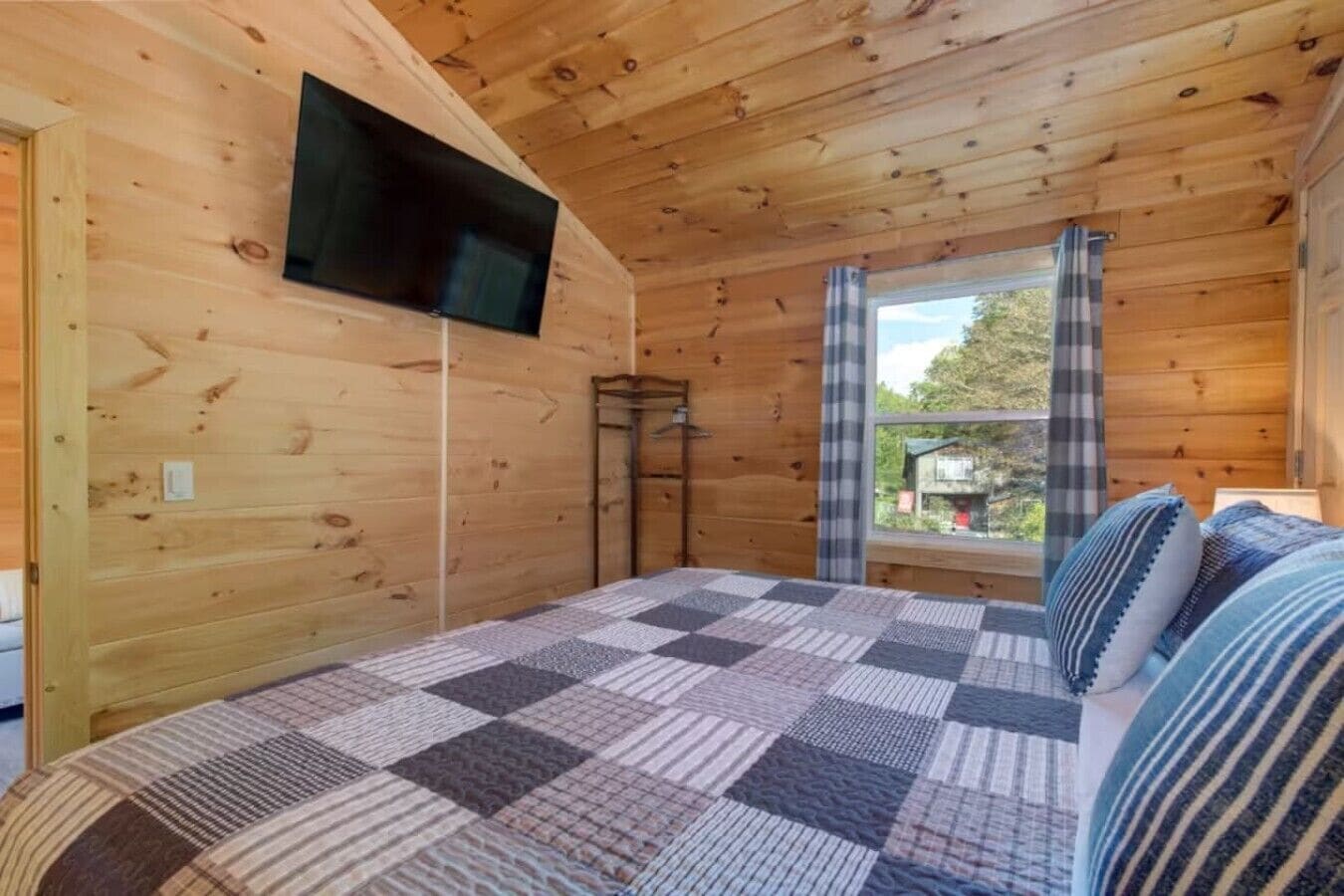 Iron/ironing board, travel cot, WiFi, bed sheets