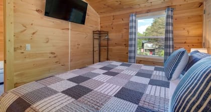 3BR Modern Farmhouse l Heated Pool, HotTub, Trails