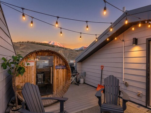 Rooftop Sauna Hideaway • Mtn Views & Fireplace