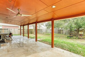 Outdoor dining - Family Retreat in Richmond! Spacious Home w/ Patio (Richmond)