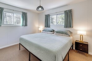 Room - Private Boat Dock at Waterfront Lake Mitchell Home (Cadillac)