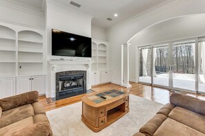 TV, ping pong - Luxe Extended Stay w/ Swim Spa in Indian Land! (Indian Land)