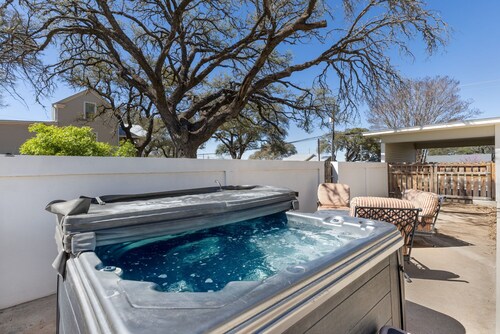 Beloved Haus - Hot-Tub, 4-Min to Main Street!