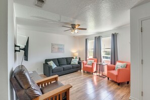 TV - Walk to Beach & Local Pool! Galveston Area Condo (Jamaica Beach)