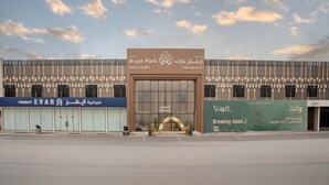 Un hôtel doté d’une façade moderne, d’un espace d’accueil et d’une pharmacie située à côté.