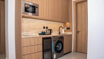 Family Suite | Private kitchen | Mini-fridge, microwave, oven