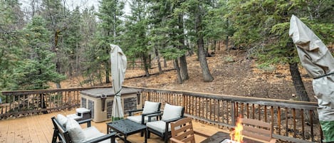 Chalet rustique, vue sur la montagne | Restauration en plein air