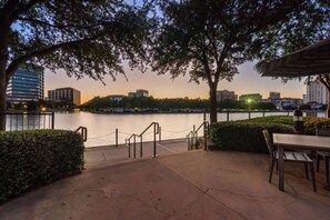 Outdoor dining - Elegant Std retreat w/ KING & FULL BED + Pool&Gym (Irving)