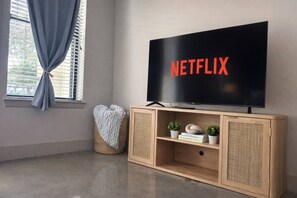 Interior - Elegant Std retreat w/ KING & FULL BED + Pool&Gym (Irving)