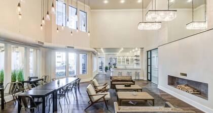 Stylish Modern Studio | KING & FULL BED + Pool&Gym