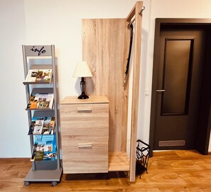A room with a wooden cabinet, a lamp, and a door. - WeserWaldGlück Vacation Rental - "A Little Getaway" - NEW in Wesertal for 4-5 people (Wesertal)