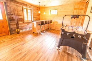 Games room - Chalet bois rond aux paysages uniques avec spa! (Lac-aux-Sables)