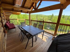 Outdoor dining - Chalet bois rond aux paysages uniques avec spa! (Lac-aux-Sables)