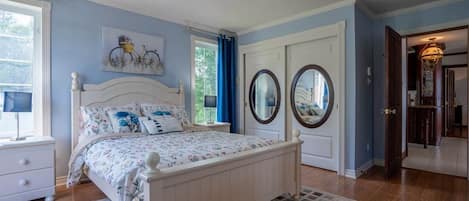 4 bedrooms, iron/ironing board, WiFi, bed sheets