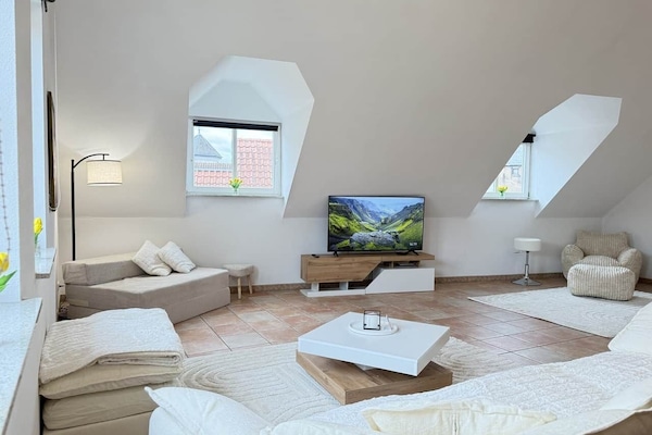 Wohnraum mit Couch, Fernseher, Sessel Bild 5