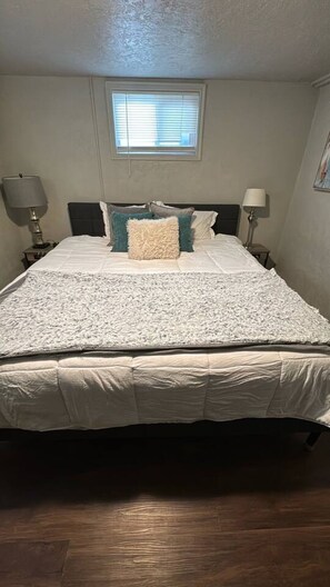 2 bedrooms, WiFi, bed sheets - No-Frills Rental | Work Crew Stay | Pet Friendly (Midvale)