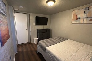 2 bedrooms, WiFi, bed sheets - No-Frills Rental | Work Crew Stay | Pet Friendly (Midvale)