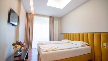 Habitación estándar doble, balcón | Sistema de insonorización, wifi gratis, ropa de cama