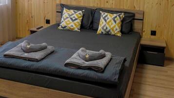 Blackout curtains, soundproofing, free WiFi