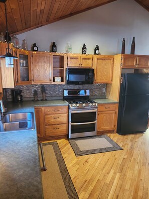 Private kitchen - Peaceful Riverfront retreat located between Rhinelander and Minocqua (Harshaw)
