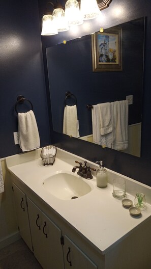 Shower, jetted bath, hair dryer, towels