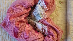 A bed with a pink blanket and a package of tissues. - Pouso Canto de Minas (Tiradentes)
