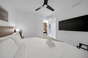 公寓式客房, 阳台, 城市景观 | 高档床上用品、遮光窗帘、熨斗/熨衣板、免费 WiFi
