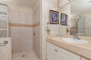 Shower, towels, shampoo - Serene & Warm 3rd Level Condo - Corona del Mar 302 (Puerto Peñasco)