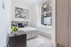 2 bedrooms, iron/ironing board, Internet, bed sheets - Bright 2Bed Flat| 1 Min to West Kensington Station (London)