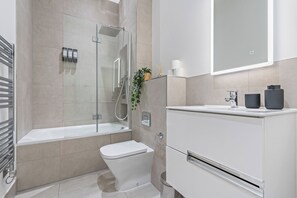 Sèche-cheveux, serviettes fournies, papier toilette