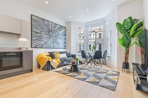 Living area - Bright 2Bed Flat| 1 Min to West Kensington Station (London)