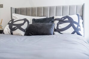 2 bedrooms, iron/ironing board, Internet, bed sheets - Bright 2Bed Flat| 1 Min to West Kensington Station (London)