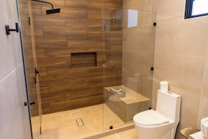 Een douche, een haardroger, handdoeken, shampoo
