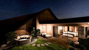 A modern house with a large bedroom, a cozy seating area, and a well-lit outdoor space. - Vogl's Nest  (Fuschl am See)