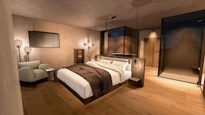 Ein modernes Schlafzimmer mit einem Bett, Nachttischen, einem Sessel, einem Spiegel und einem großen Fenster.