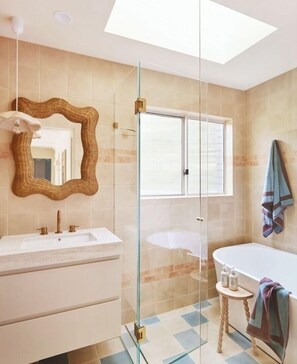 Shower - Stay 3 for 2 this Winter* Three Birds Renovation (PEARL BEACH)