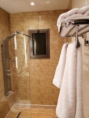 Shower, free toiletries, soap, shampoo - Arjan Park Al Manar (Jeddah)