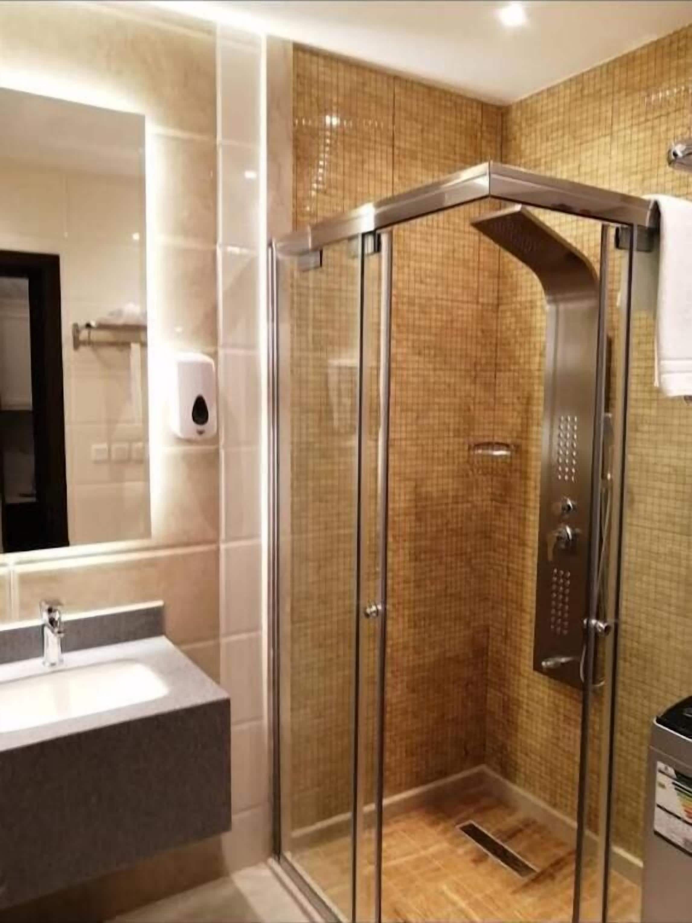 Familie appartement | Badkamer | Een douche, gratis toiletartikelen, zeep, shampoo