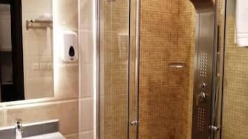 Familie appartement | Badkamer | Een douche, gratis toiletartikelen, zeep, shampoo