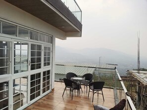 Outdoor dining - Dev's Villa (Amansara above the sky) - Entire home in Pune City, India (Pune)