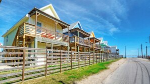 House (2 Bedrooms) | Interior - Shared Waterfront Pool and Boat Dock, Balcony w/ View Yellowfin by Avantstay (Corpus Christi)