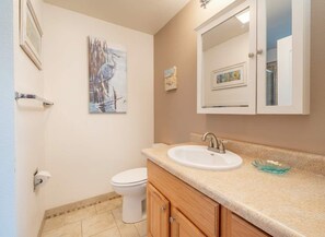 Shower, hair dryer, towels, shampoo - Bayfront Condo & Steps to Beach in Taft District (Lincoln City)