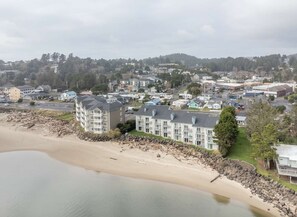 On the beach - Bayfront Condo & Steps to Beach in Taft District (Lincoln City)