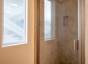 Shower, hair dryer, towels, shampoo - Bayfront Condo & Steps to Beach in Taft District (Lincoln City)