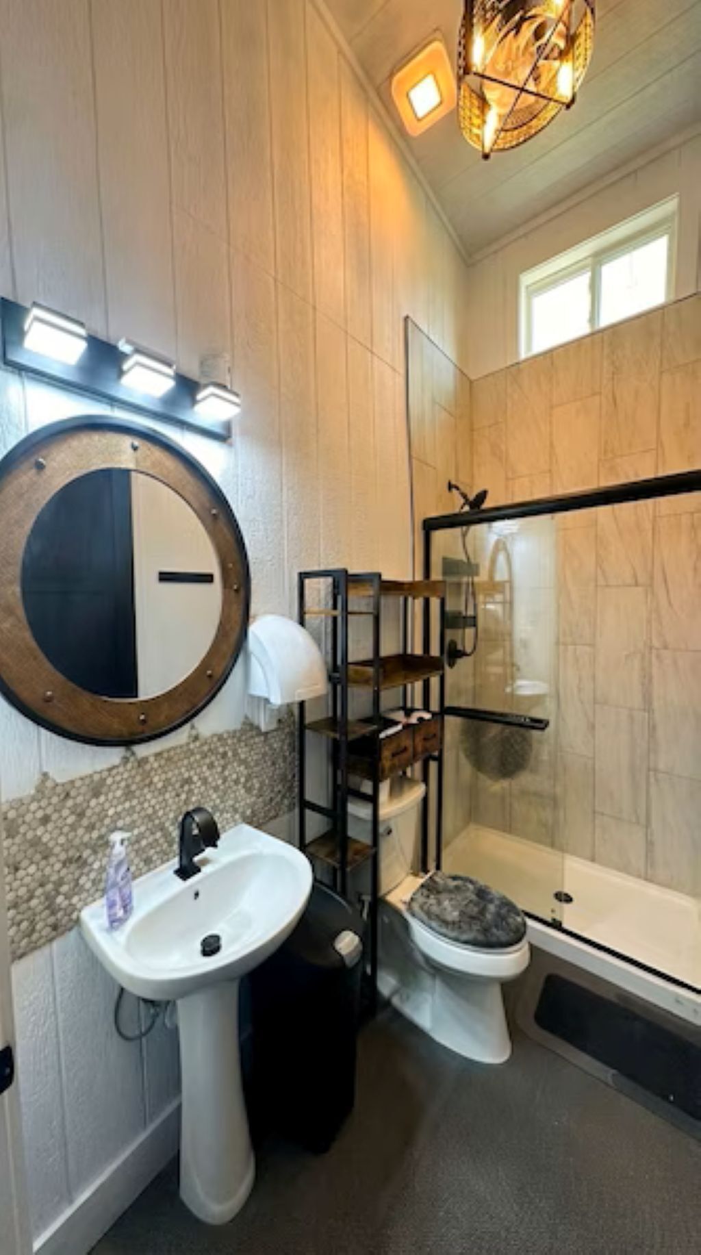 Serviettes fournies, savon, papier toilette