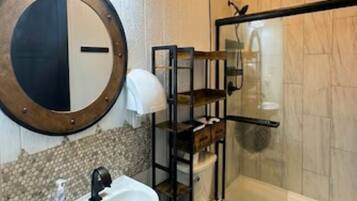 Serviettes fournies, savon, papier toilette